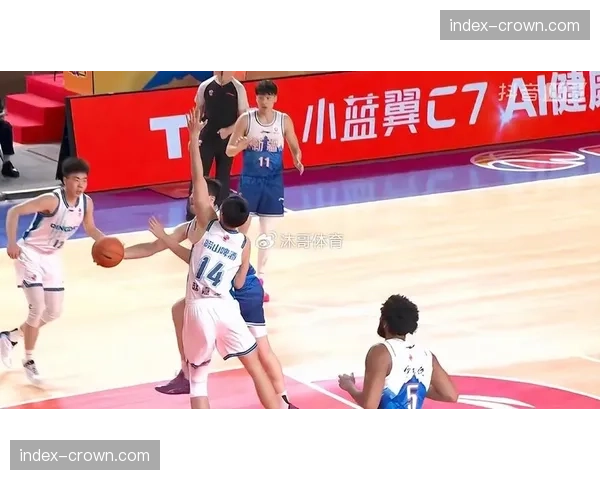 新疆队法尔内线统治力尽显 对阵广东独揽攻防成胜负手 新疆队法尔内线统治力尽显 对阵广东独揽攻防成胜负手