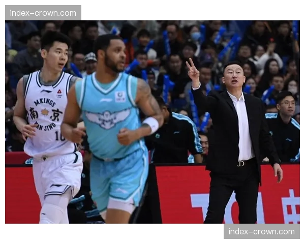 青岛崂山啤酒与山东高速 韦瑟斯庞个人突破对抗克里斯防守